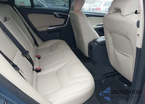 2017 Volvo V60 Cross Country T5 z USA, uszkodzony, nr VIN YV440MWK6H1035033